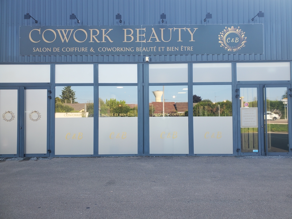 Cowork Beauty — Cabine esthétique / bien-être · Poste de prothésie ongulaire · Fauteuil de coiffure